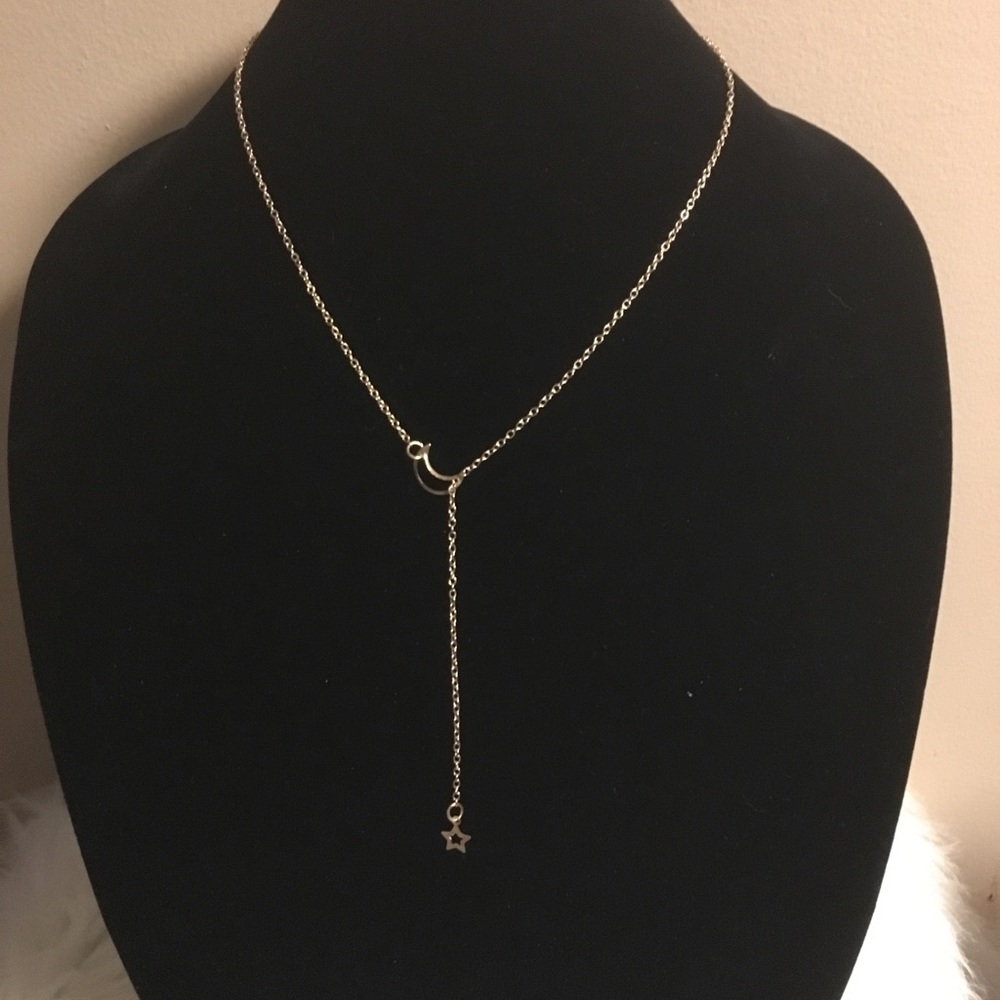 Beautiful gold star & moon necklace - Picture 6 of 6